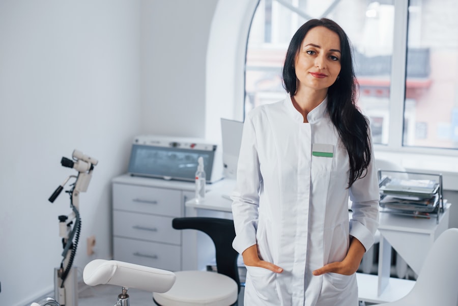 Dentista da clínica em consultório moderno